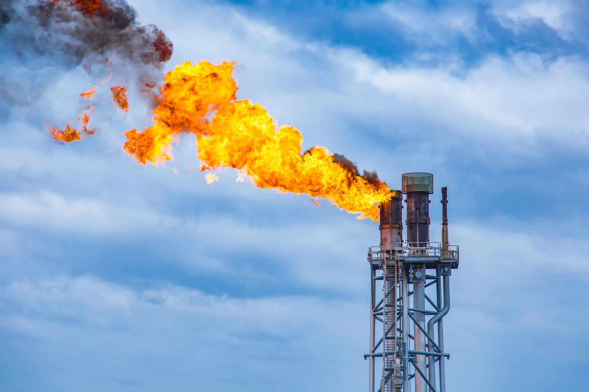 gas flare_shutterstock_556802761-min